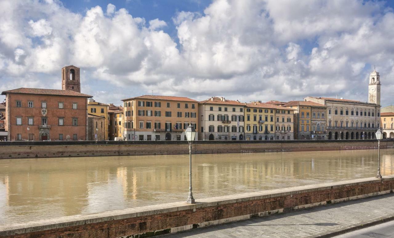 The River Pisa Buitenkant foto