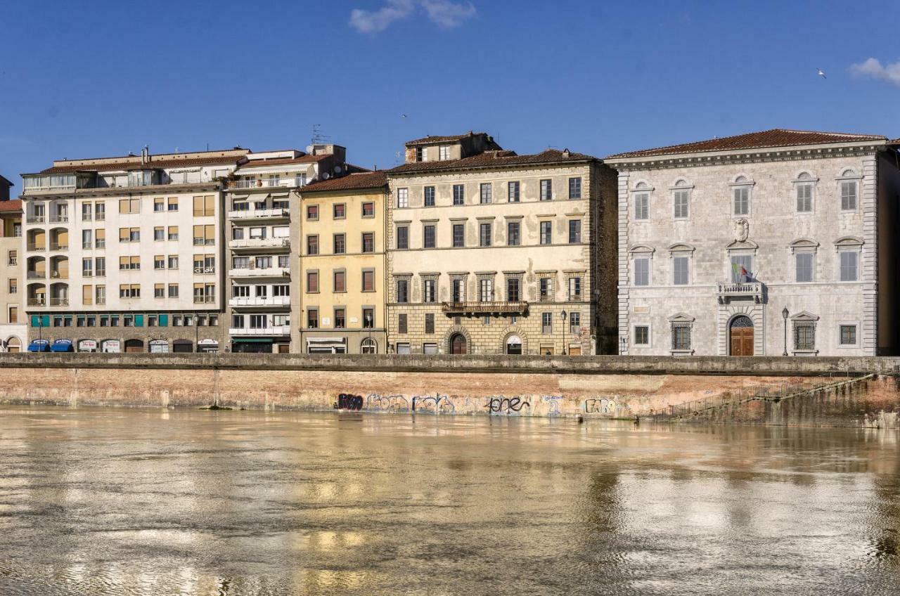 The River Pisa Buitenkant foto